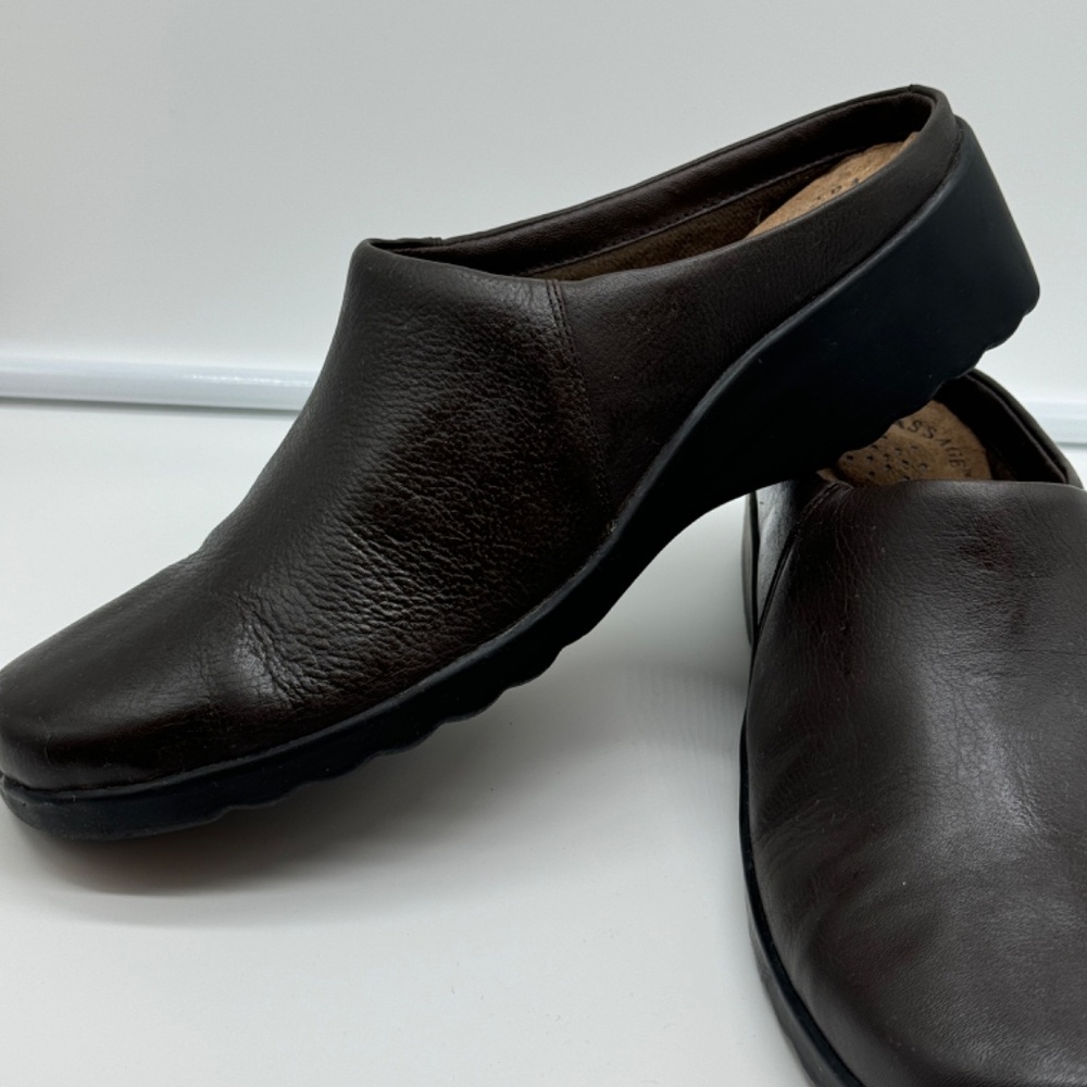 Women's Robbie Cuddler Ultra Massage Leather Brown Clogs Size 11